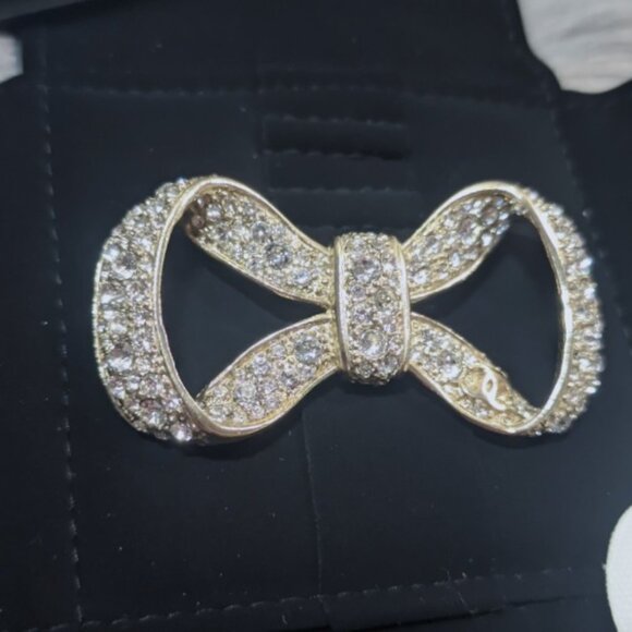 Gorgeous Authentic Classic CC Bow Crystal Brooch - Picture 5 of 8